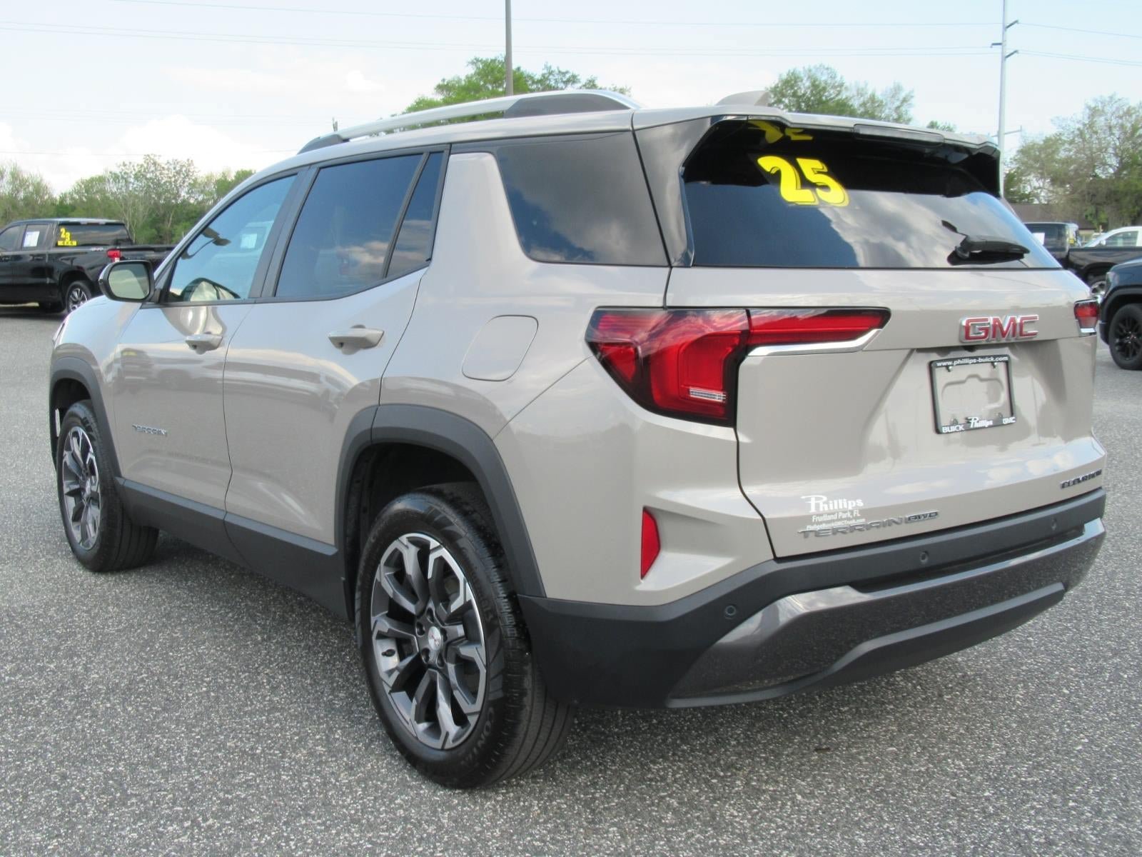 Used 2025 GMC Terrain Elevation w/ Elevation Premium Package AWD/4WD image 4