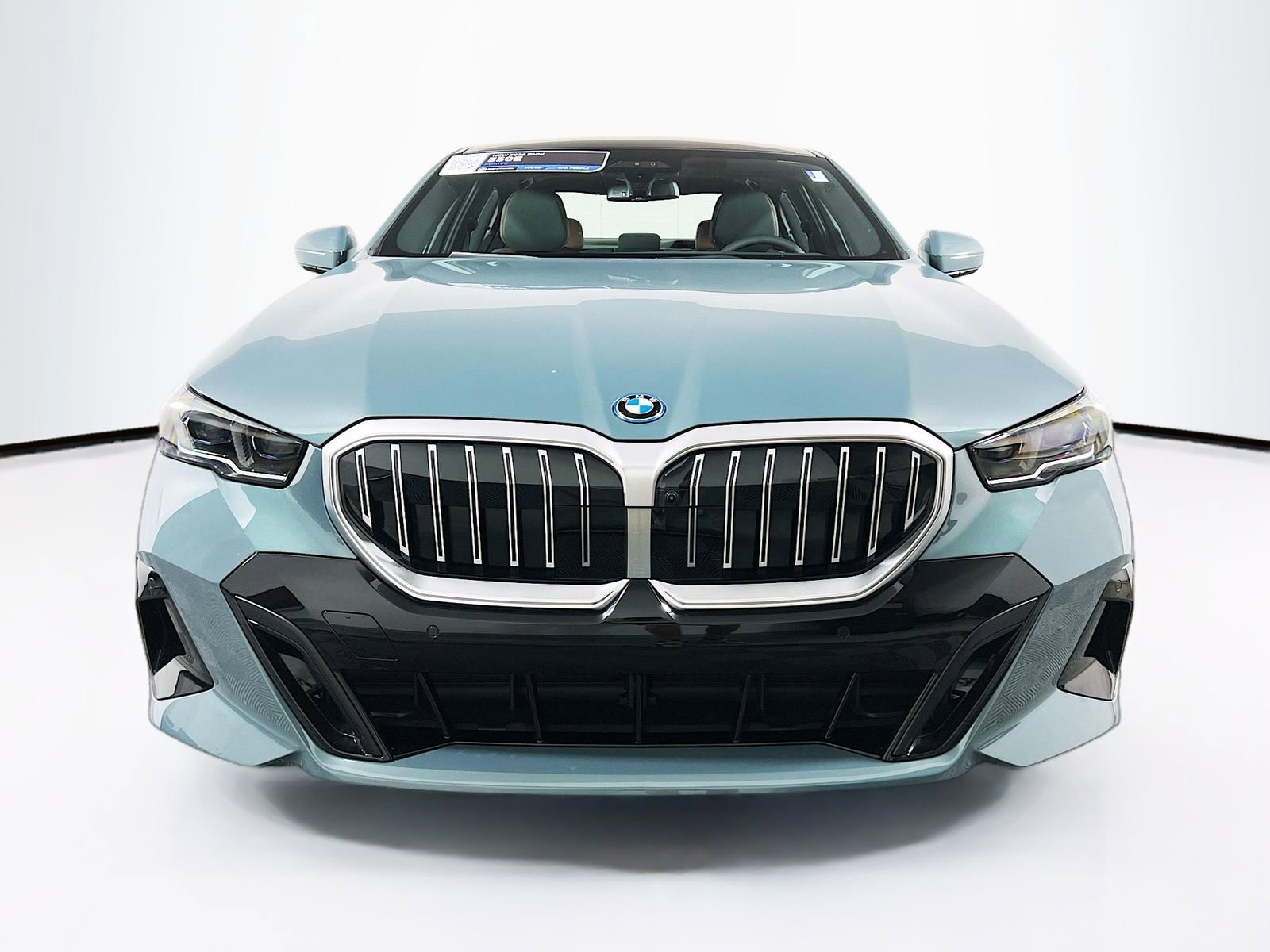 New 2026 BMW 550e xDrive w/ Executive Package image 2