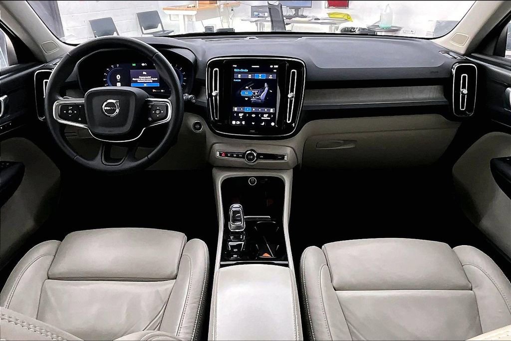 Certified 2023 Volvo XC40 B5 Plus image 21