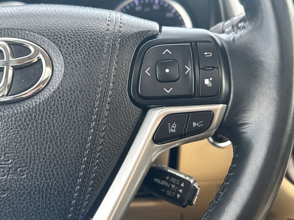 Used 2017 Toyota Highlander XLE AWD/4WD image 22