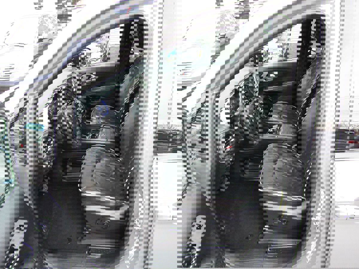 Used 2025 Chrysler Pacifica Limited image 4