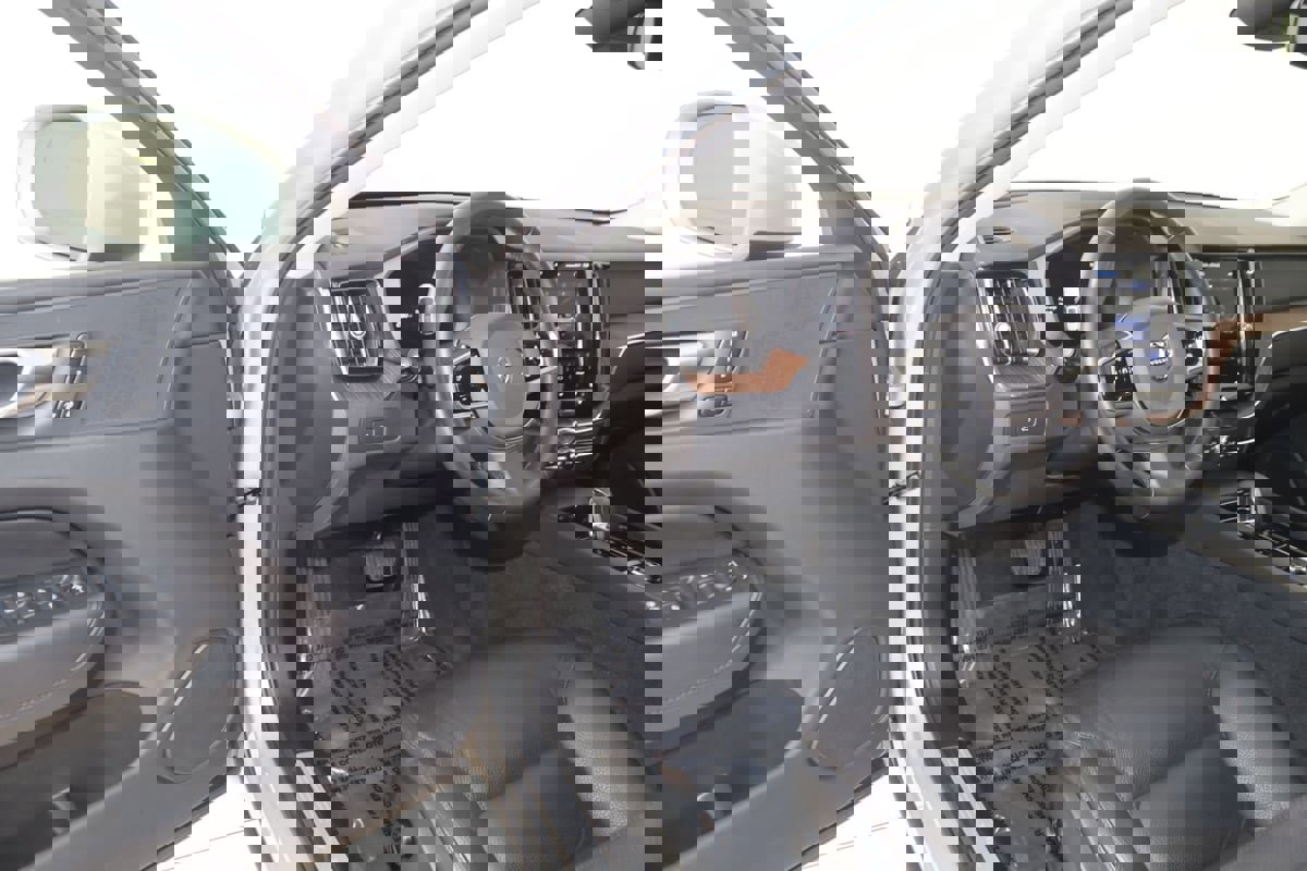 Used 2023 Volvo XC60 B5 Plus image 46