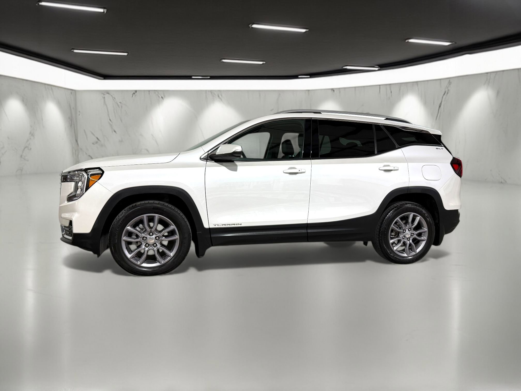 Used 2022 GMC Terrain SLT image 2