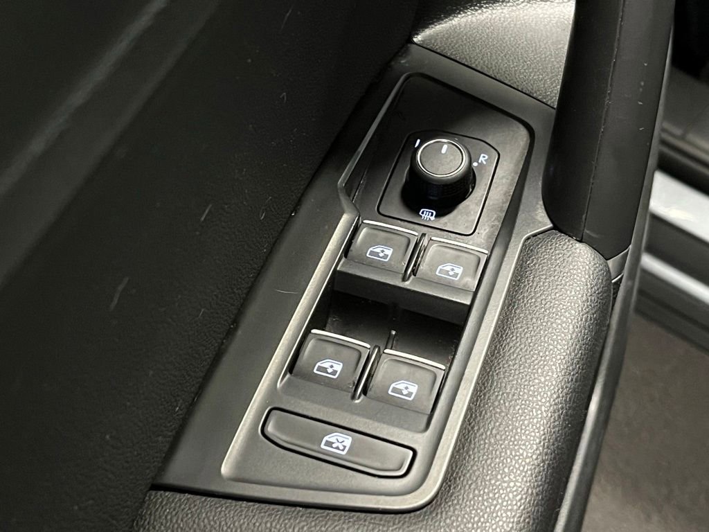 Used 2020 Volkswagen Tiguan SE image 18