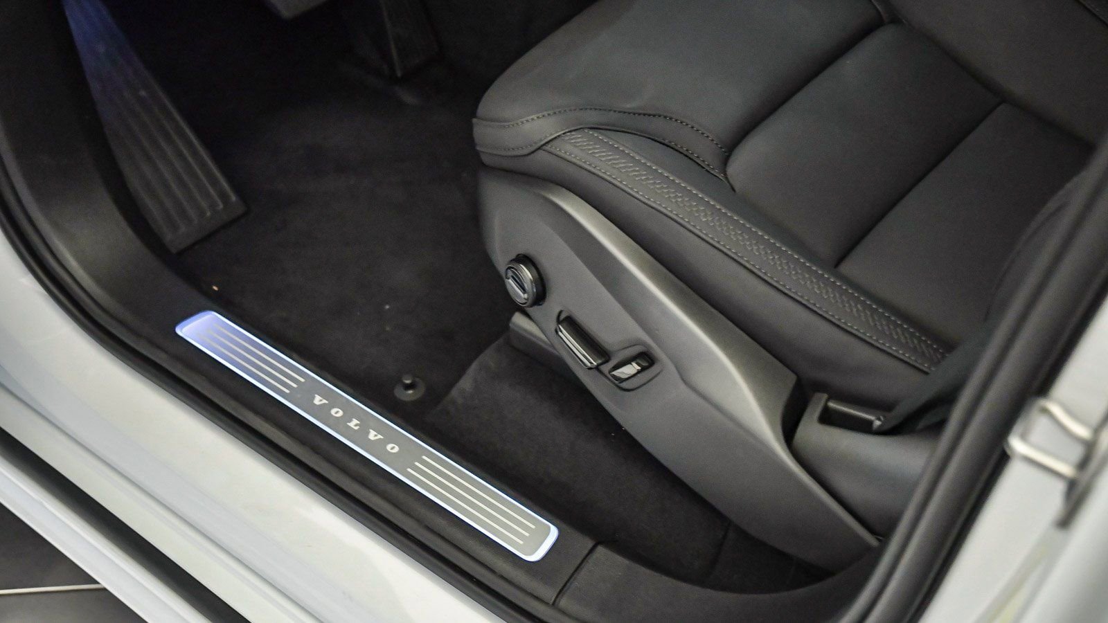 Used 2025 Volvo XC90 T8 Plus w/ Protection Package Premier image 24