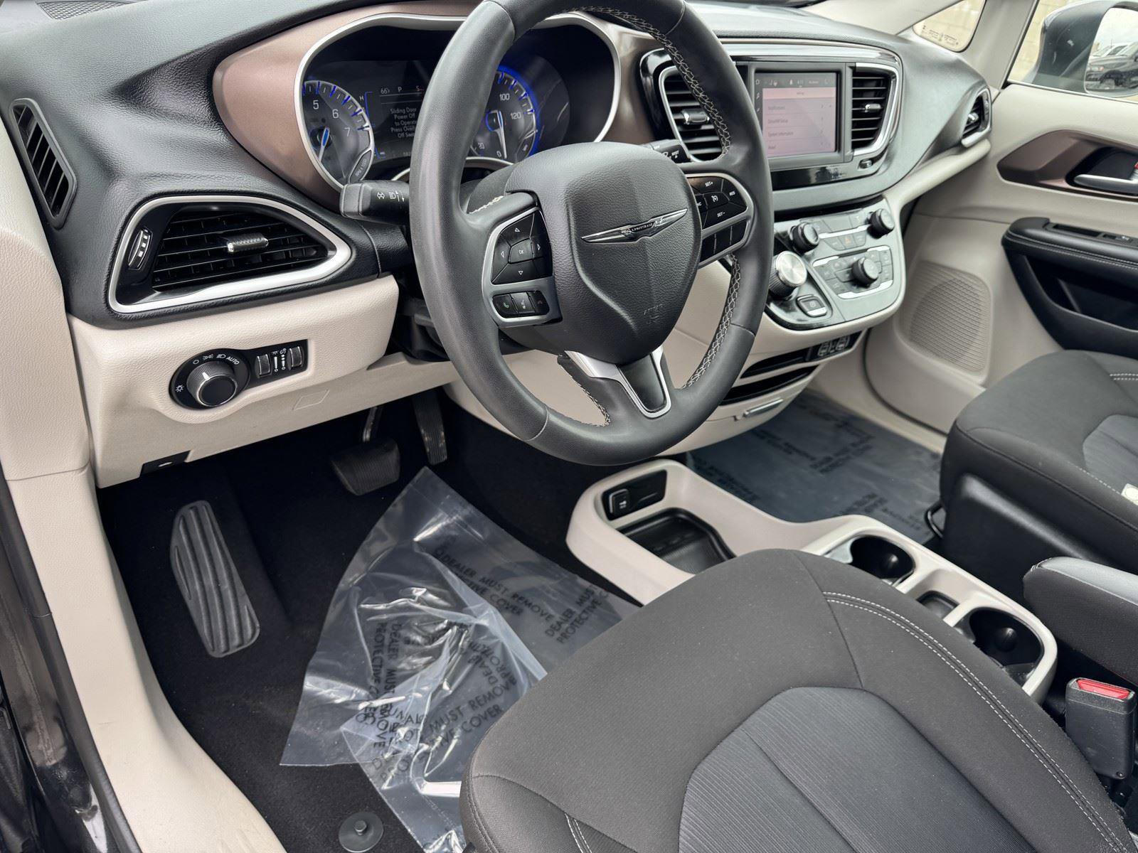 Used 2023 Chrysler Voyager LX image 12