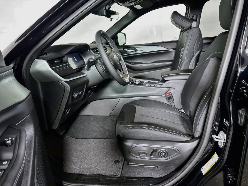 New 2027 Jeep Grand Cherokee Laredo X RWD image 11