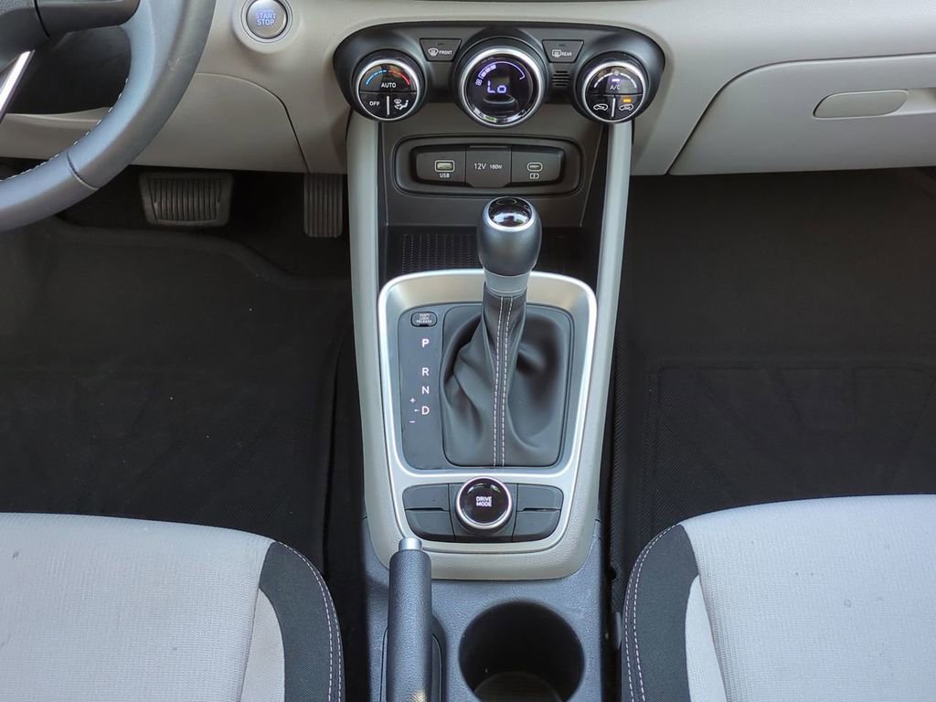 Certified 2025 Hyundai Venue SEL image 18