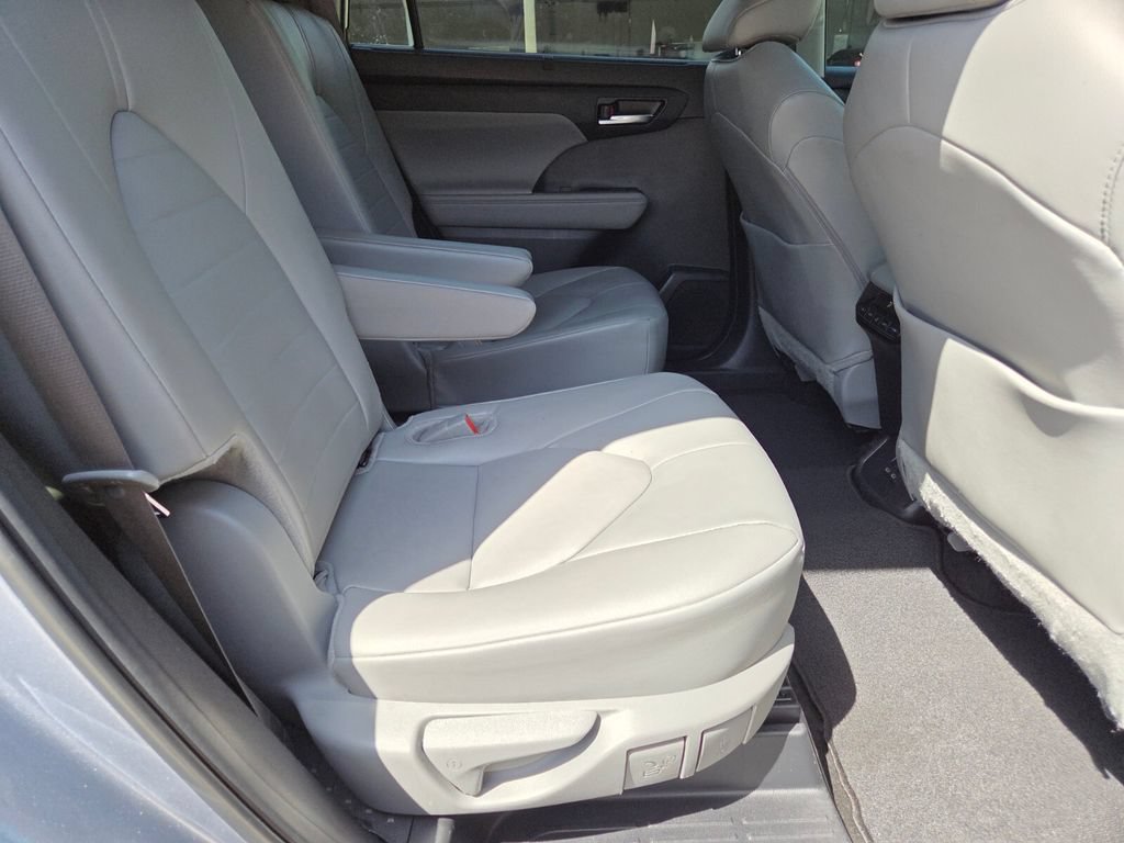 Used 2024 Toyota Highlander XLE FWD image 17