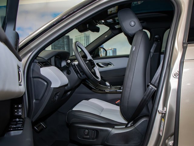 New 2026 Land Rover Range Rover Velar Dynamic SE image 19