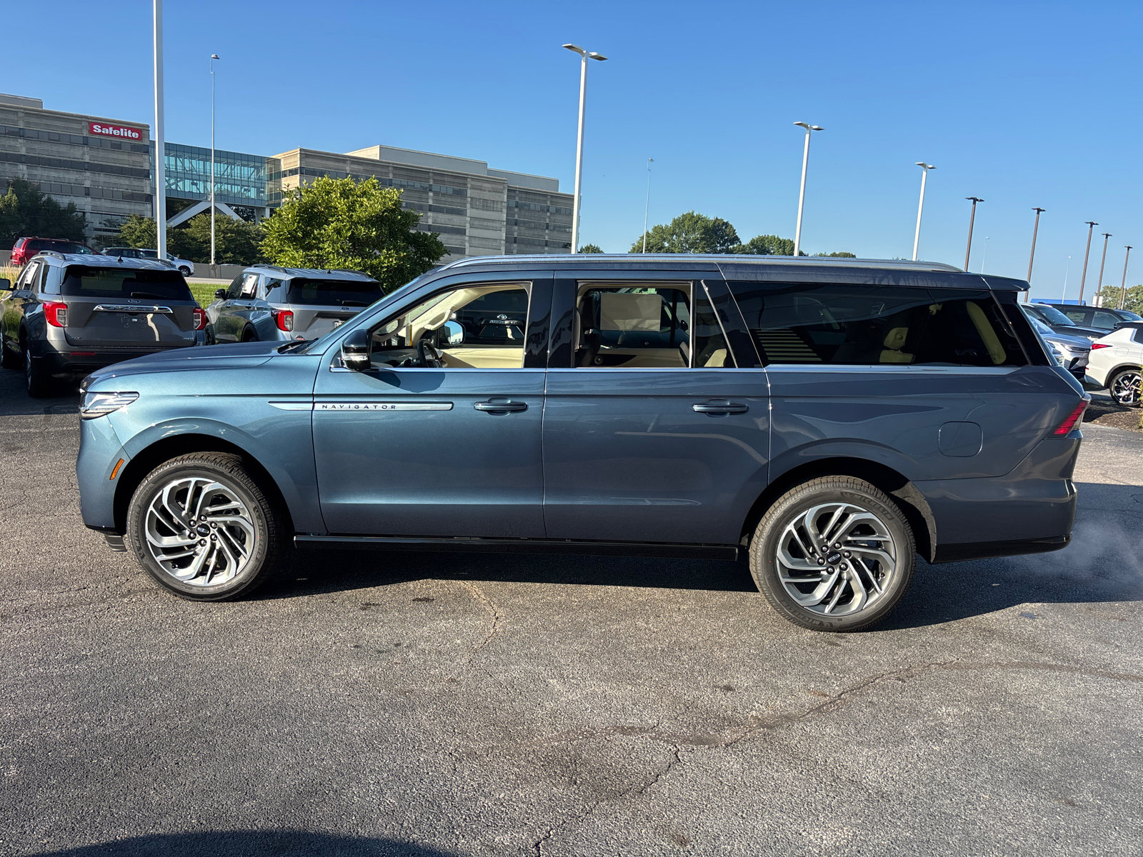 New 2027 Lincoln Navigator L Reserve AWD/4WD image 4