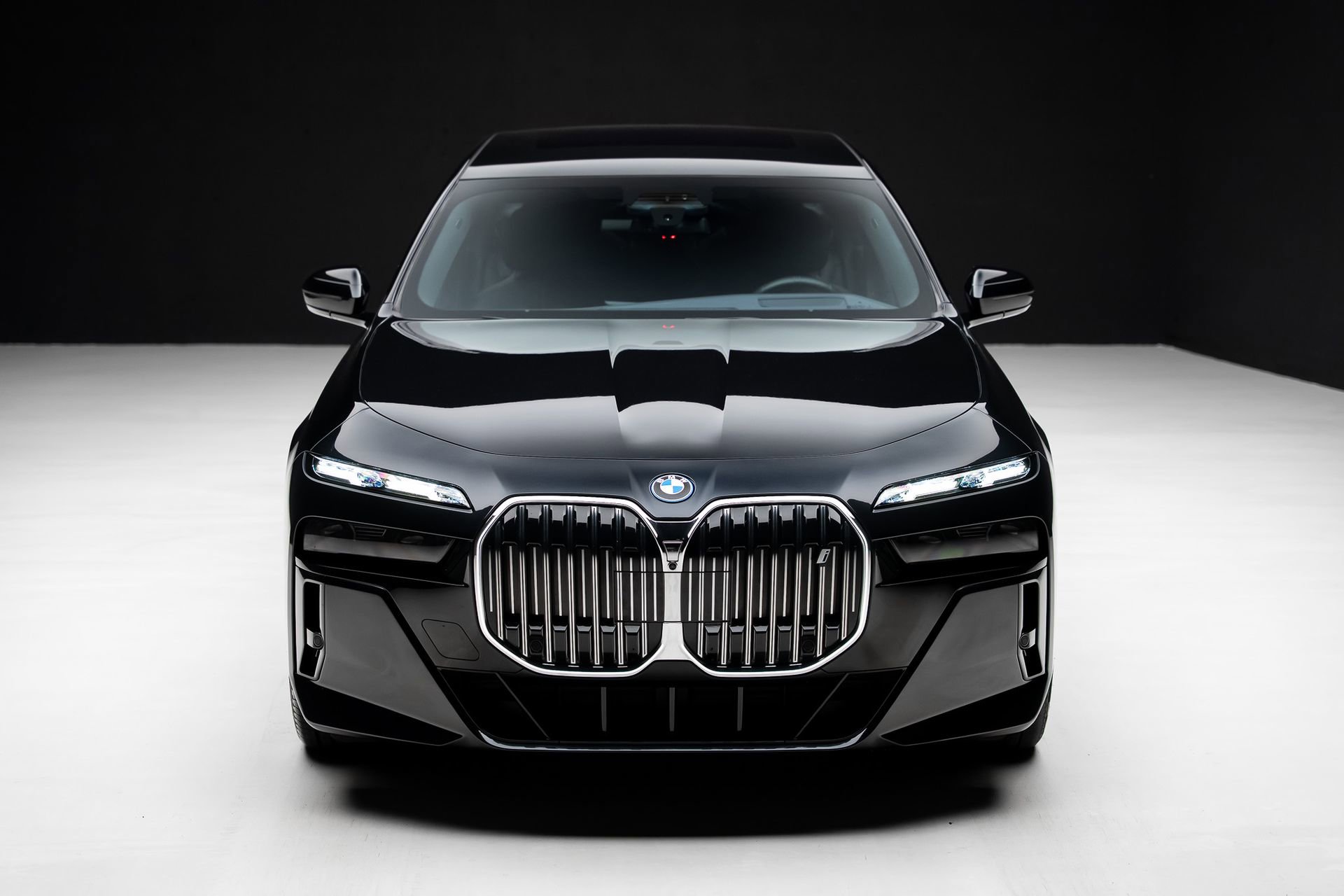 Used 2023 BMW i7 xDrive60 w/ Executive Package 2 AWD/4WD image 7
