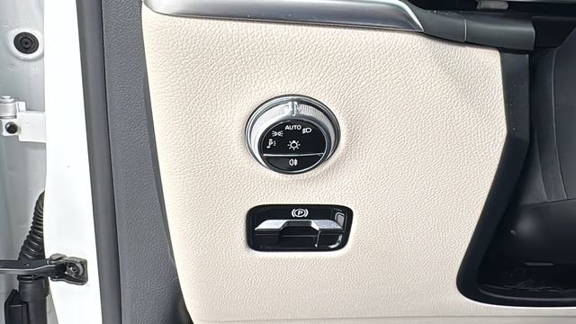 Used 2024 Mercedes-Benz GLC 300 4MATIC image 35