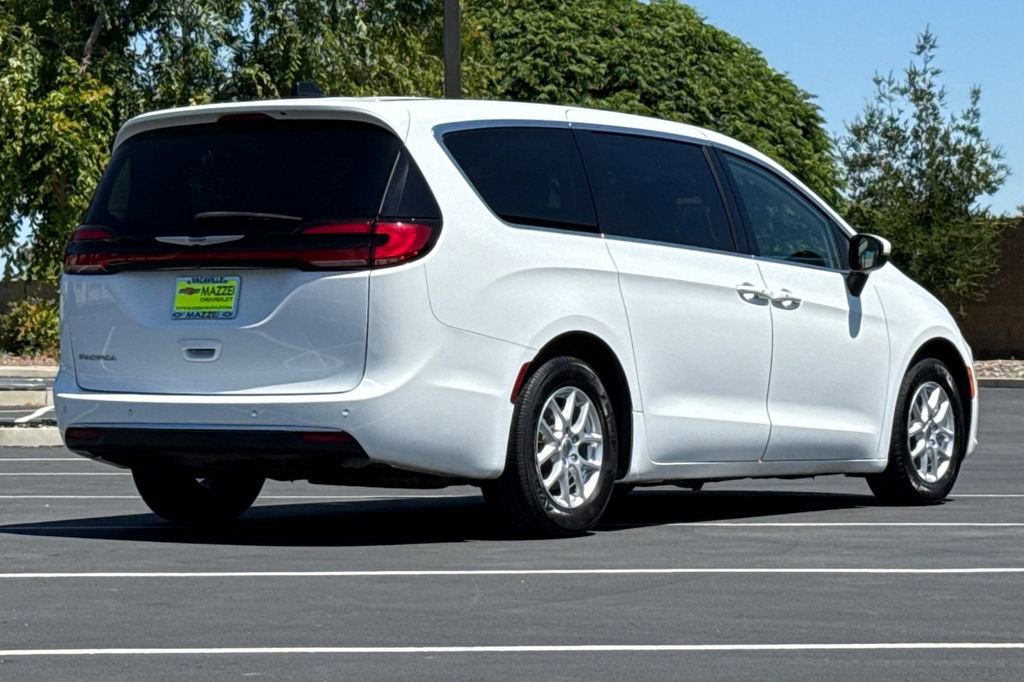Used 2023 Chrysler Pacifica Touring-L FWD image 11