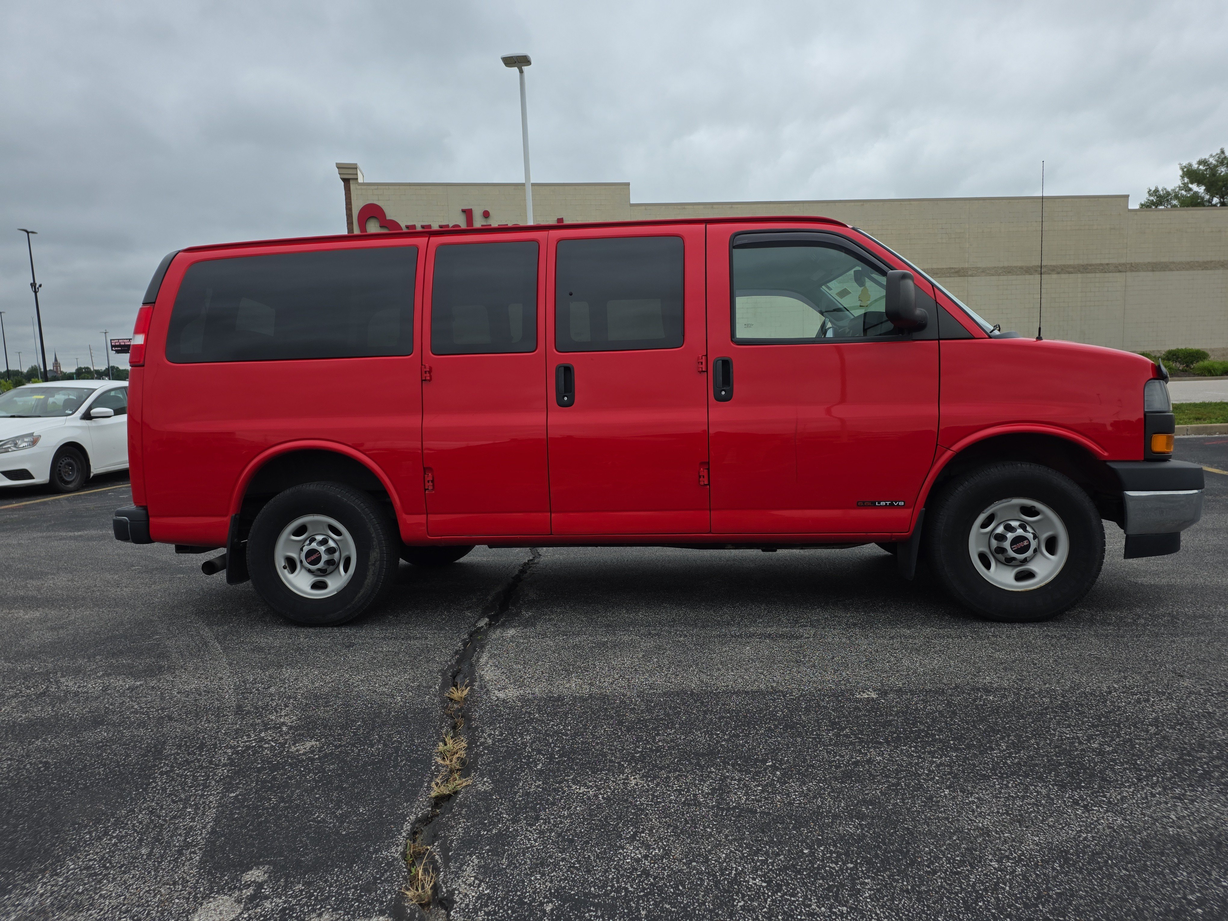 Used 2021 GMC Savana 3500 LS w/ Chrome Appearance Package RWD image 3