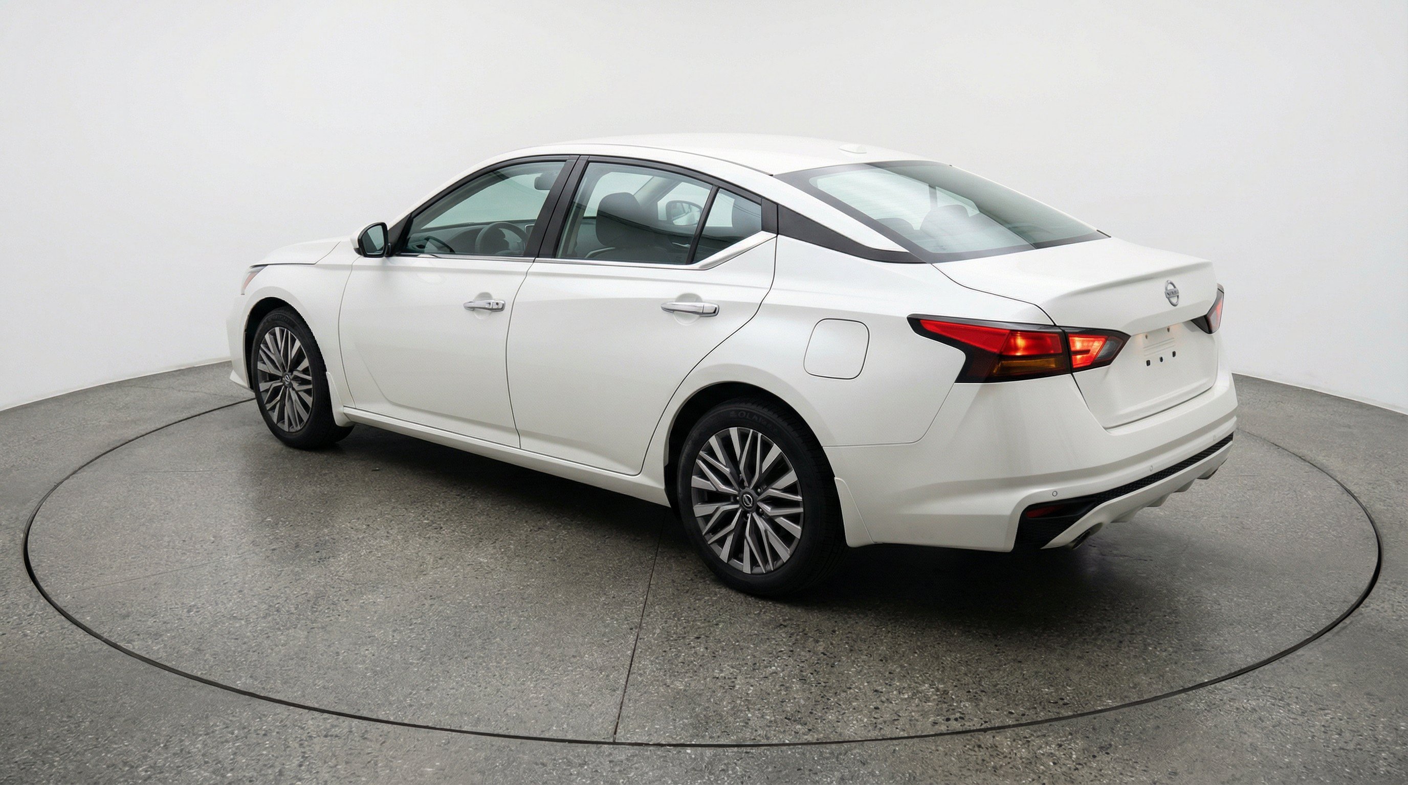 Used 2025 Nissan Altima 2.5 SV FWD image 9