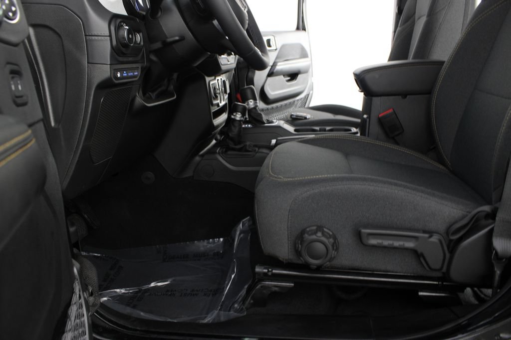 Used 2025 Jeep Wrangler Unlimited Sahara AWD/4WD image 15