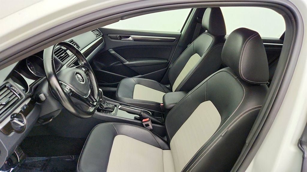 Used 2018 Volkswagen Passat 3.6 FWD image 19