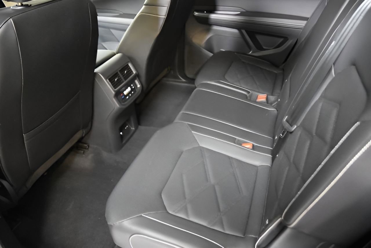 Used 2025 Volkswagen Atlas SE image 34