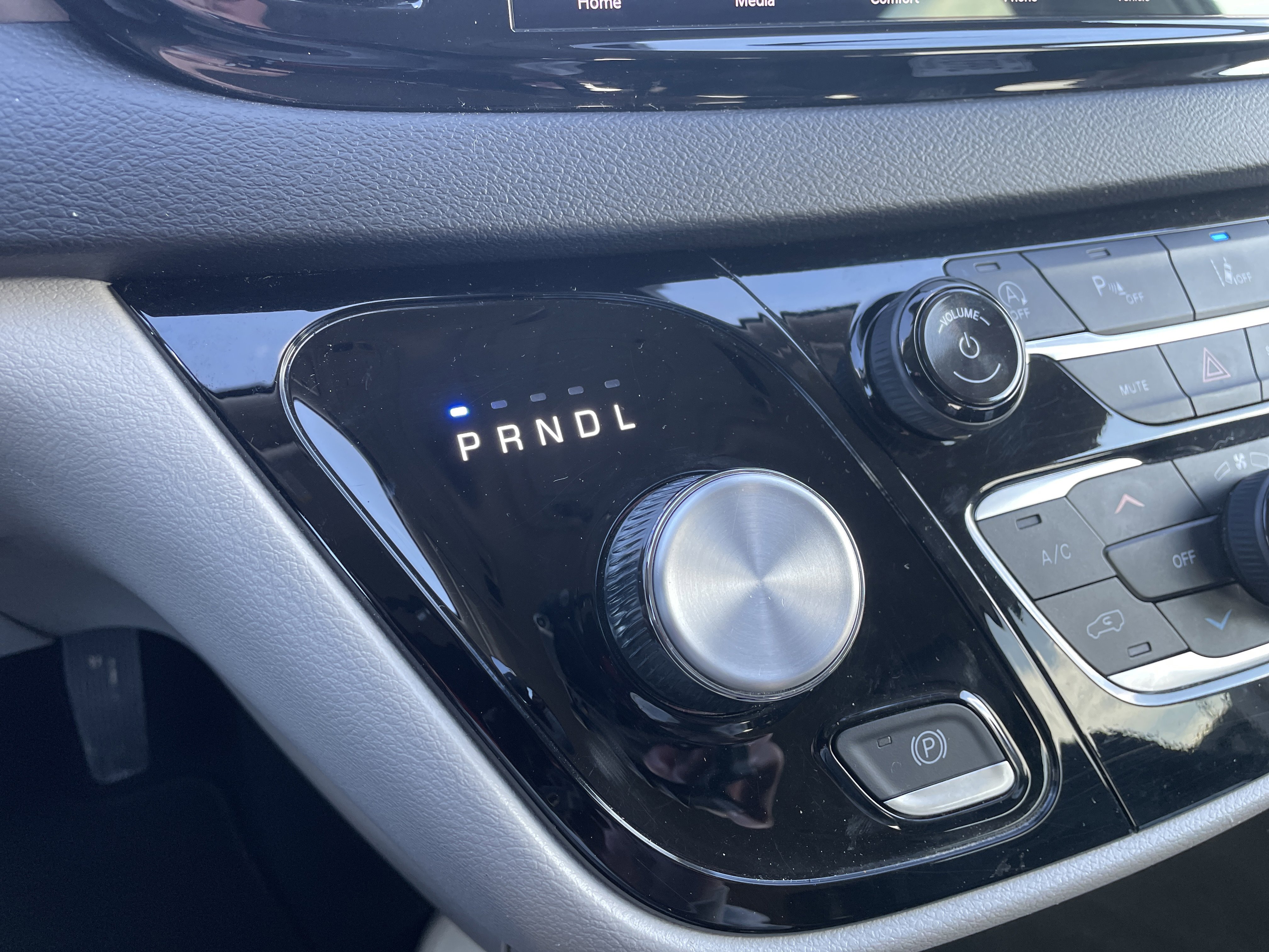 Used 2024 Chrysler Pacifica Touring-L image 14