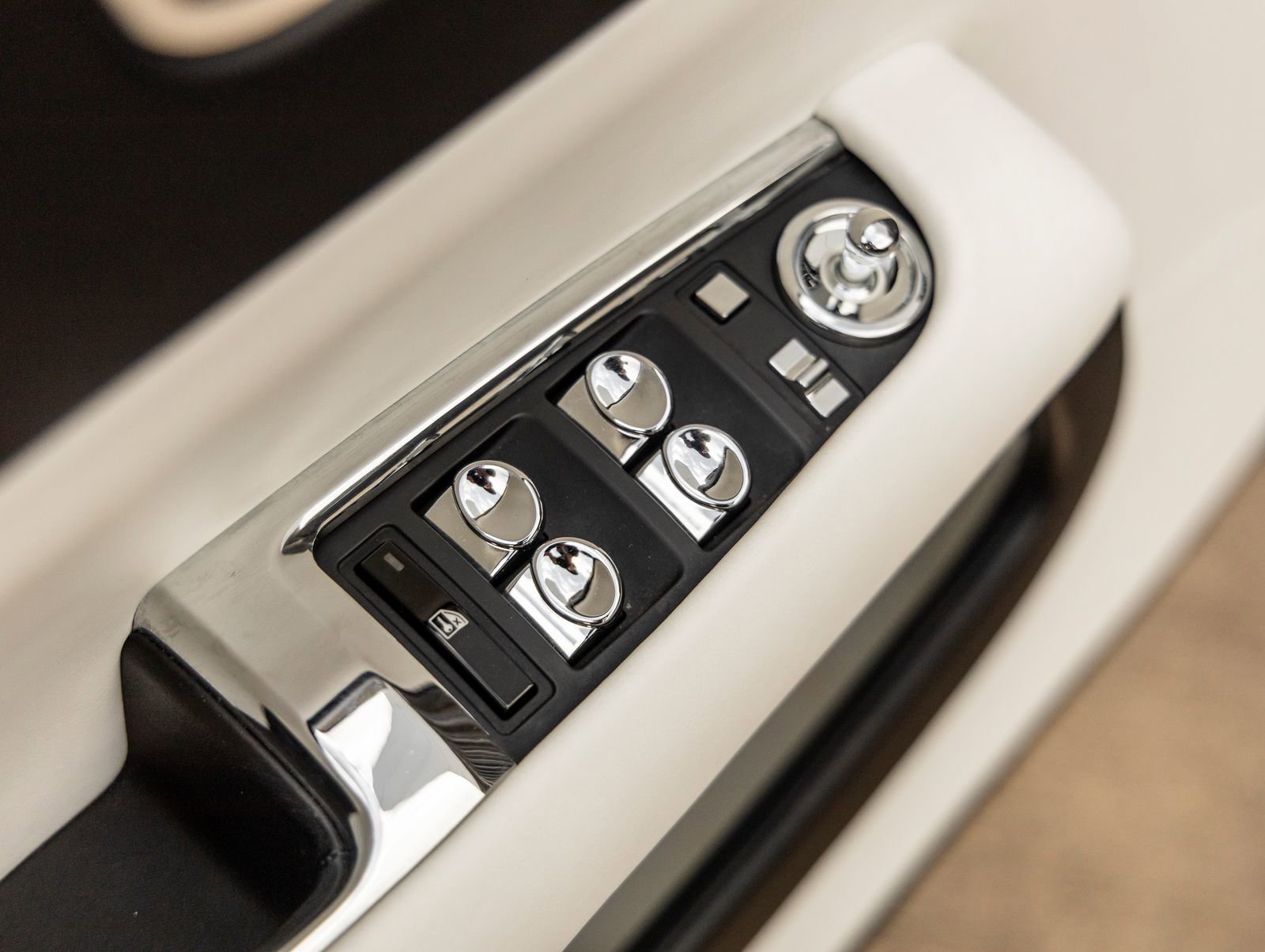 Used 2018 Rolls-Royce Wraith image 28