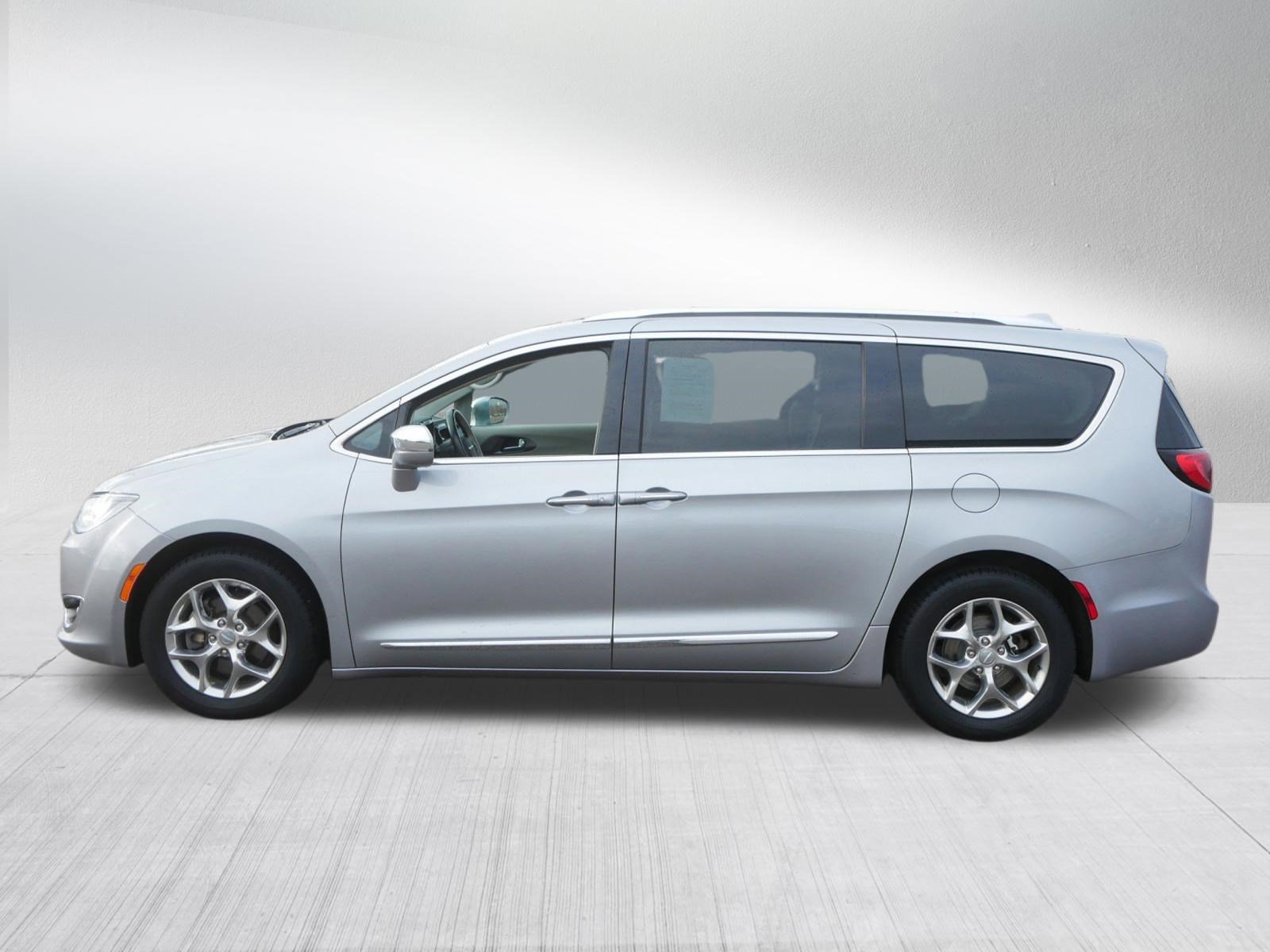 Used 2018 Chrysler Pacifica Limited FWD image 4