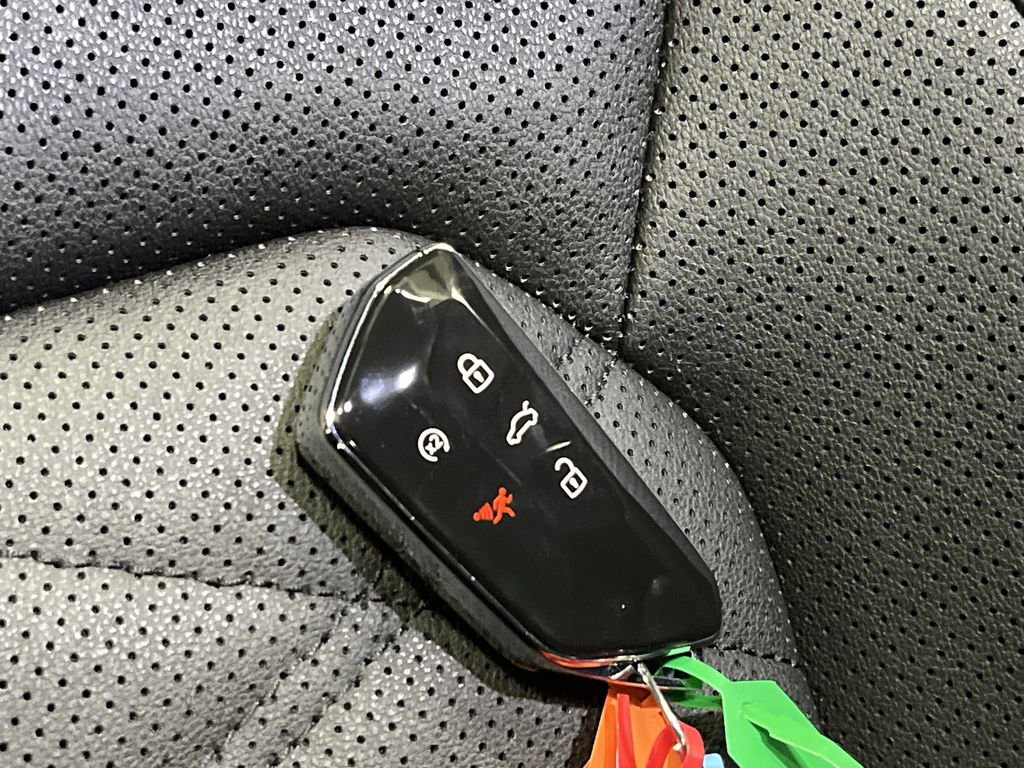 Certified 2025 Volkswagen Atlas Cross Sport SE w/ Panoramic Sunroof Package image 26