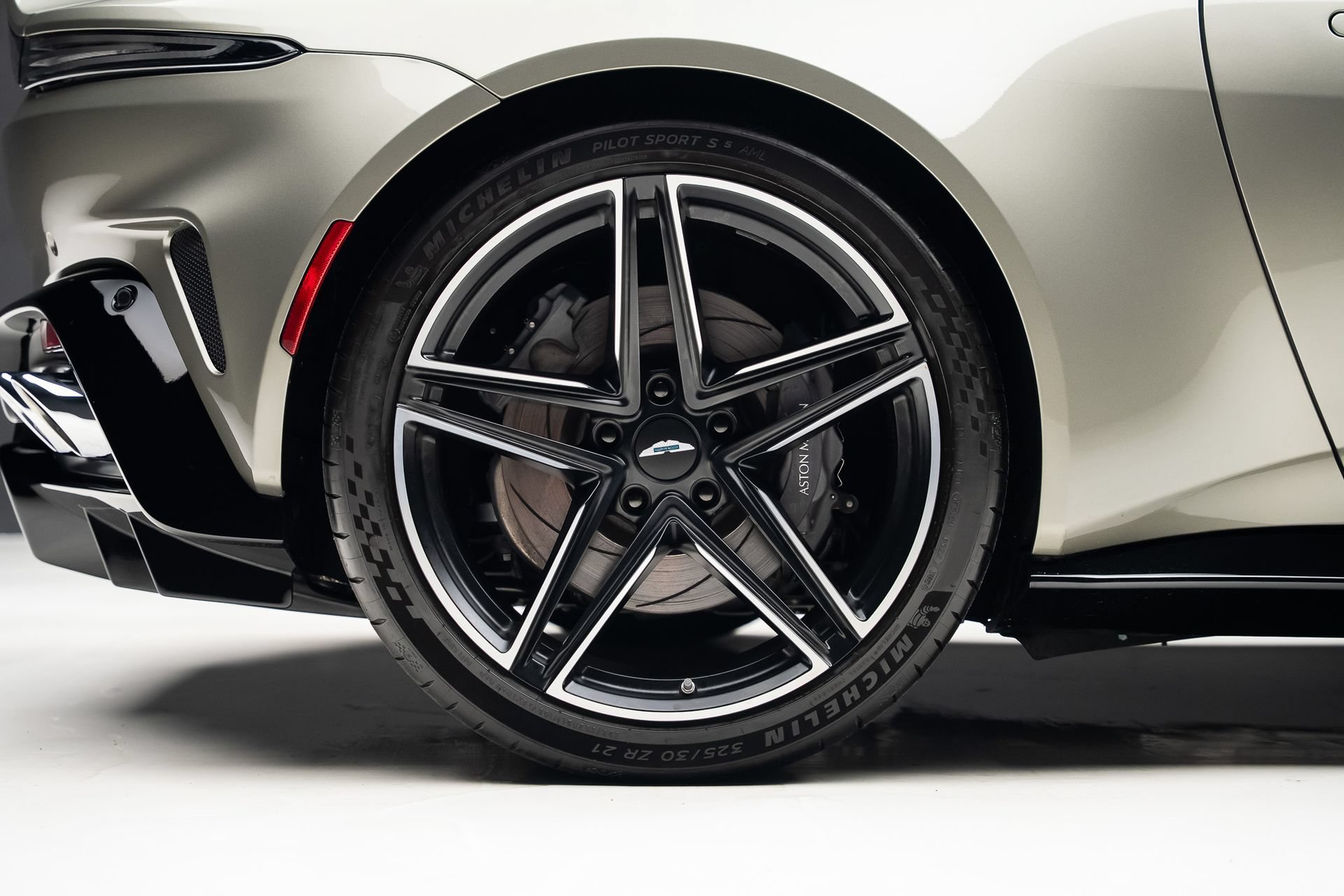 Used 2025 Aston Martin V8 Vantage Coupe RWD image 37