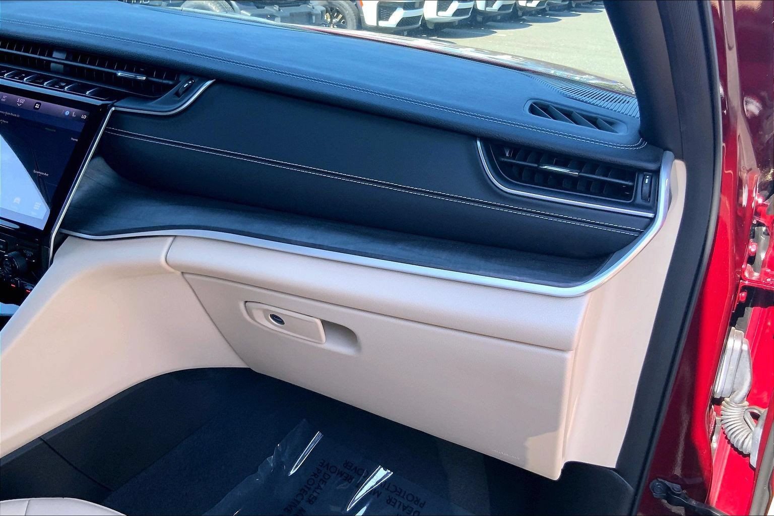 Certified 2023 Jeep Grand Cherokee L Limited w/ Black Appearance Package AWD/4WD image 18