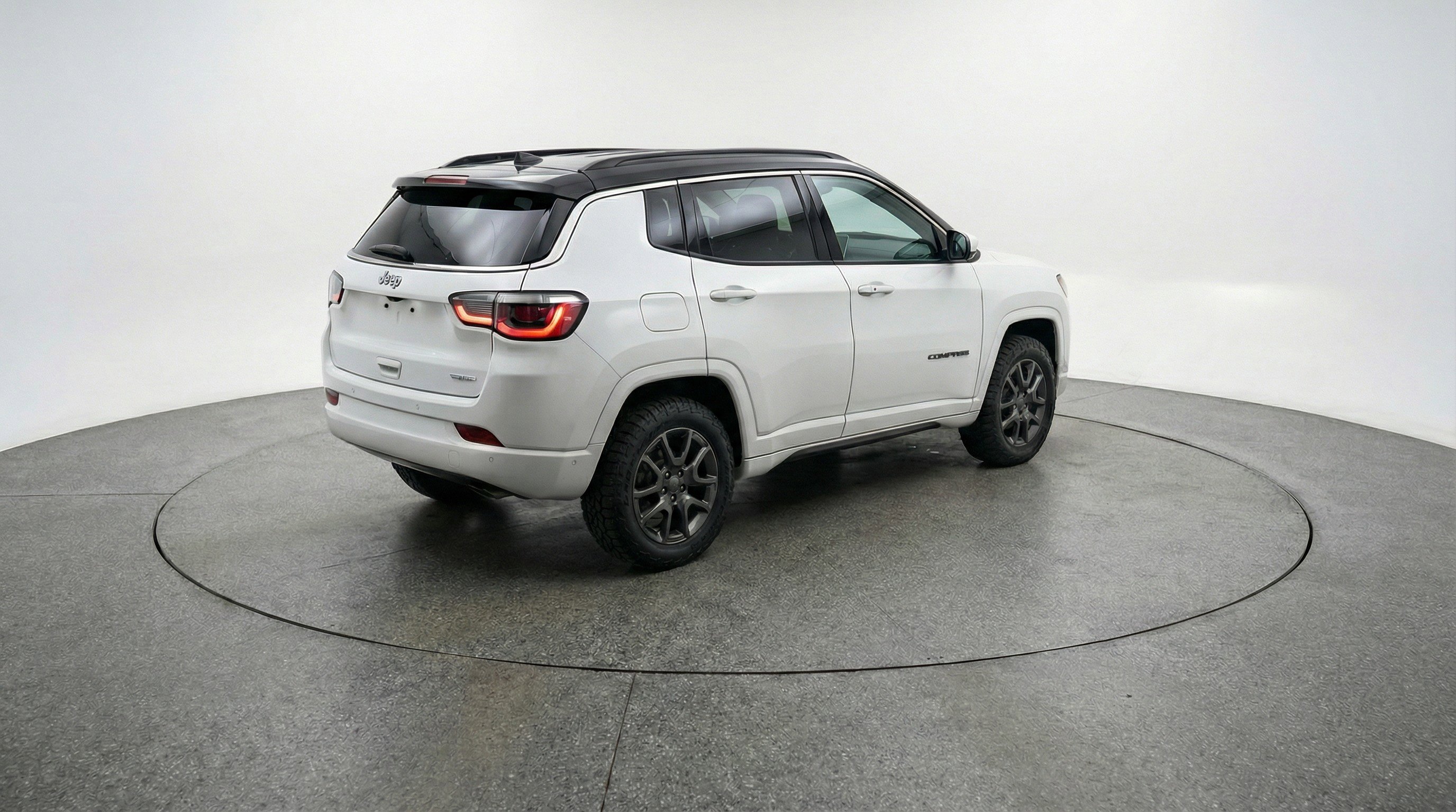 Used 2025 Jeep Compass Trailhawk image 9