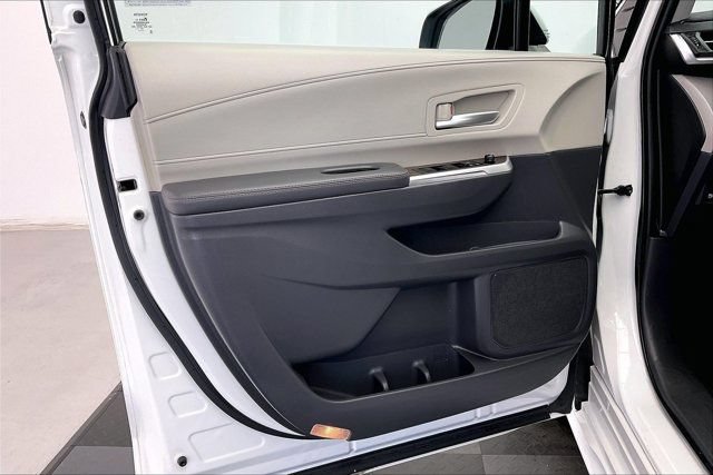 Used 2022 Toyota Sienna XLE w/ XLE Plus Package FWD image 26