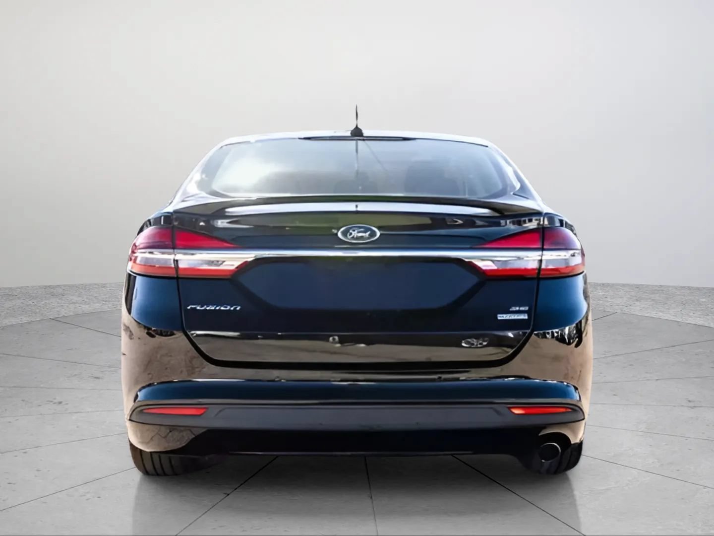 Used 2018 Ford Fusion SE w/ Equipment Group 201A FWD image 3