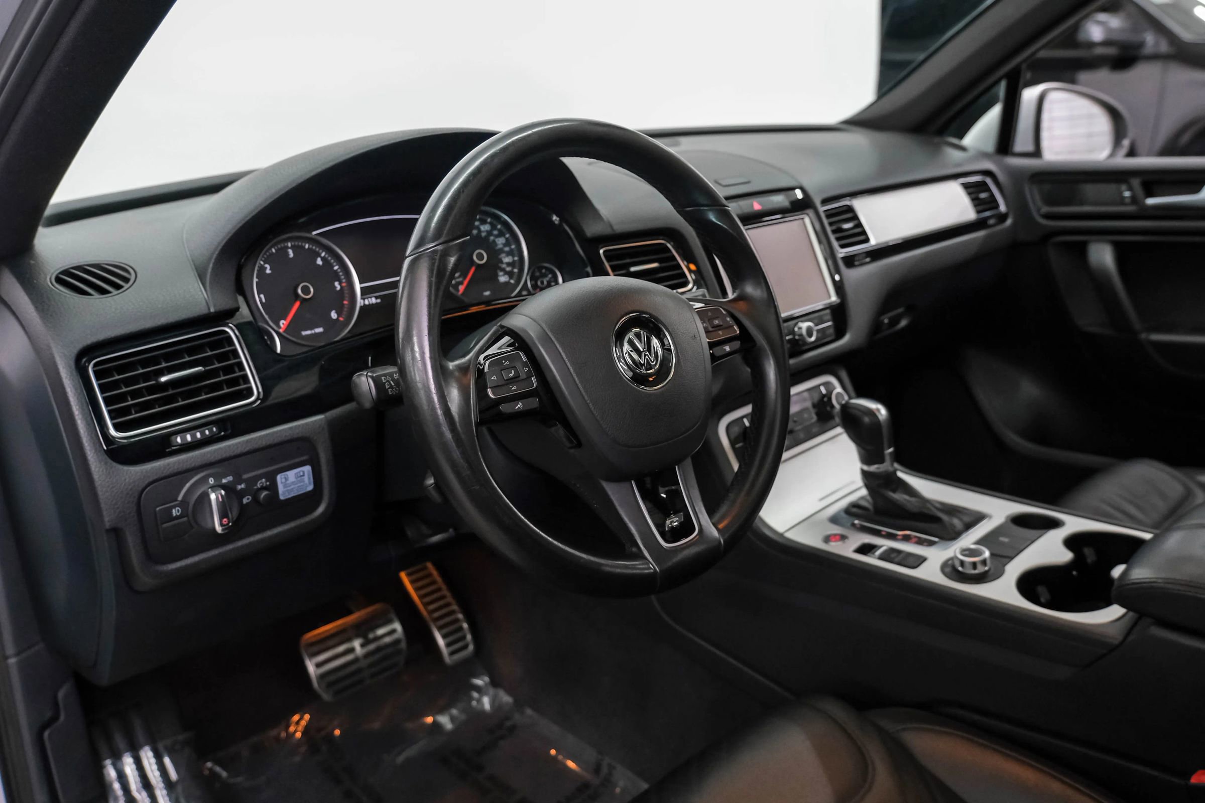 Used 2014 Volkswagen Touareg TDI AWD/4WD image 2