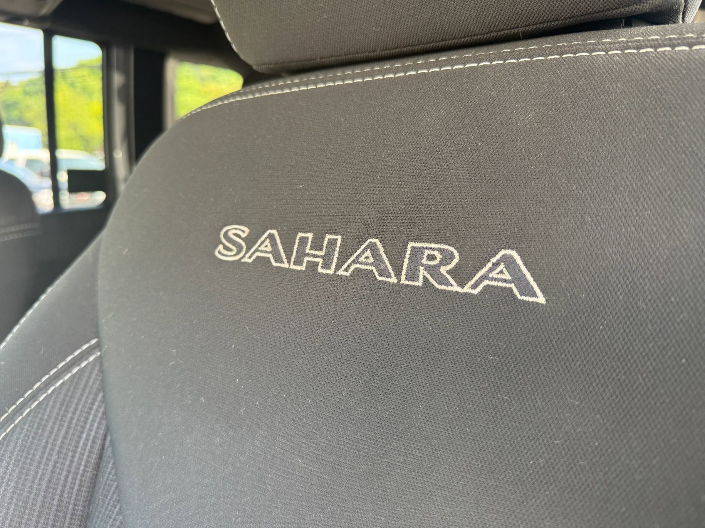 Used 2017 Jeep Wrangler Unlimited Sahara w/ Connectivity Group AWD/4WD image 11