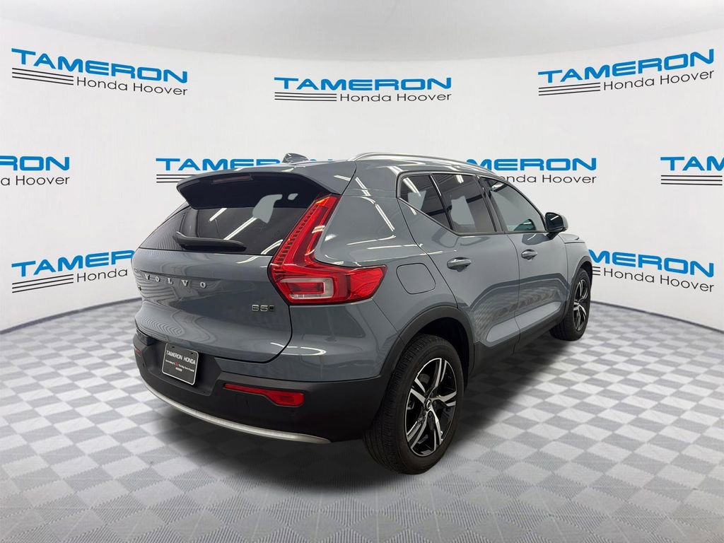 Used 2023 Volvo XC40 B5 Core image 5