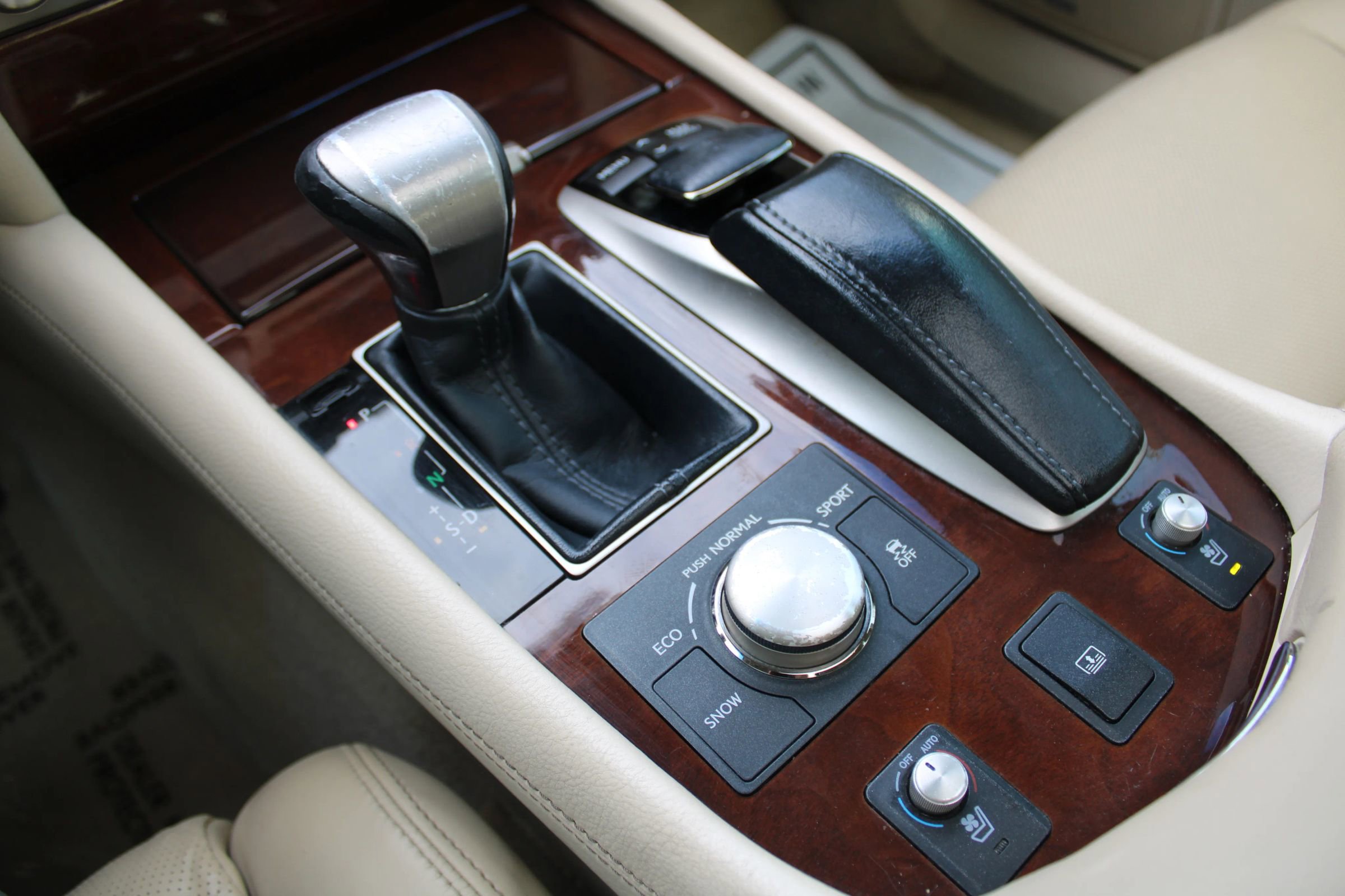 Used 2013 Lexus LS 460 w/ Comfort Pkg RWD image 14