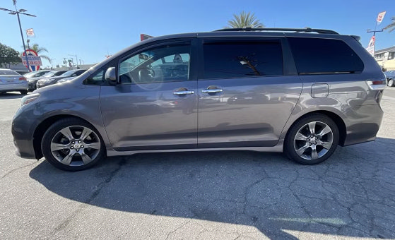 Used 2015 Toyota Sienna SE FWD image 5