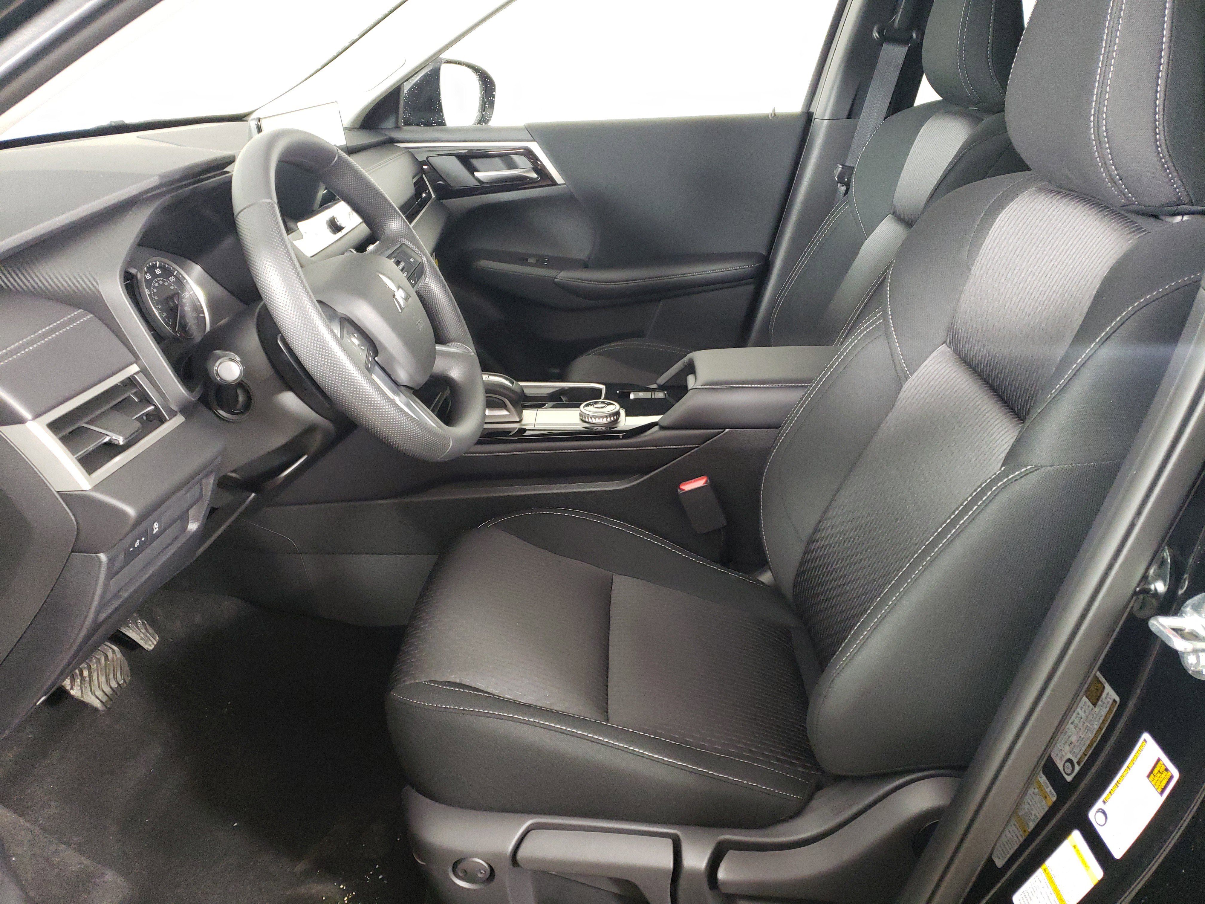 New 2026 Mitsubishi Outlander ES image 9