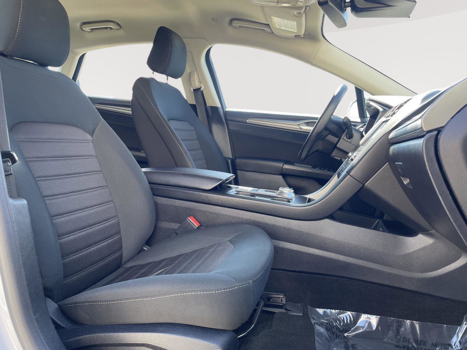 Used 2020 Ford Fusion SE image 9