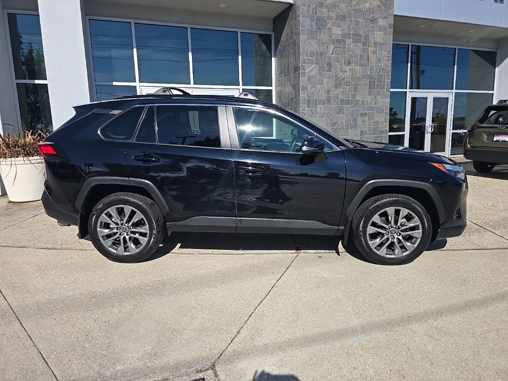 Used 2022 Toyota RAV4 XLE Premium image 17