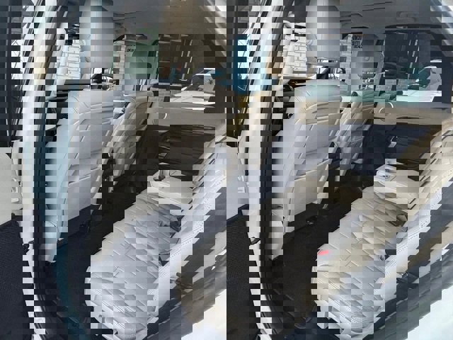 Used 2017 Land Rover Discovery SE image 34