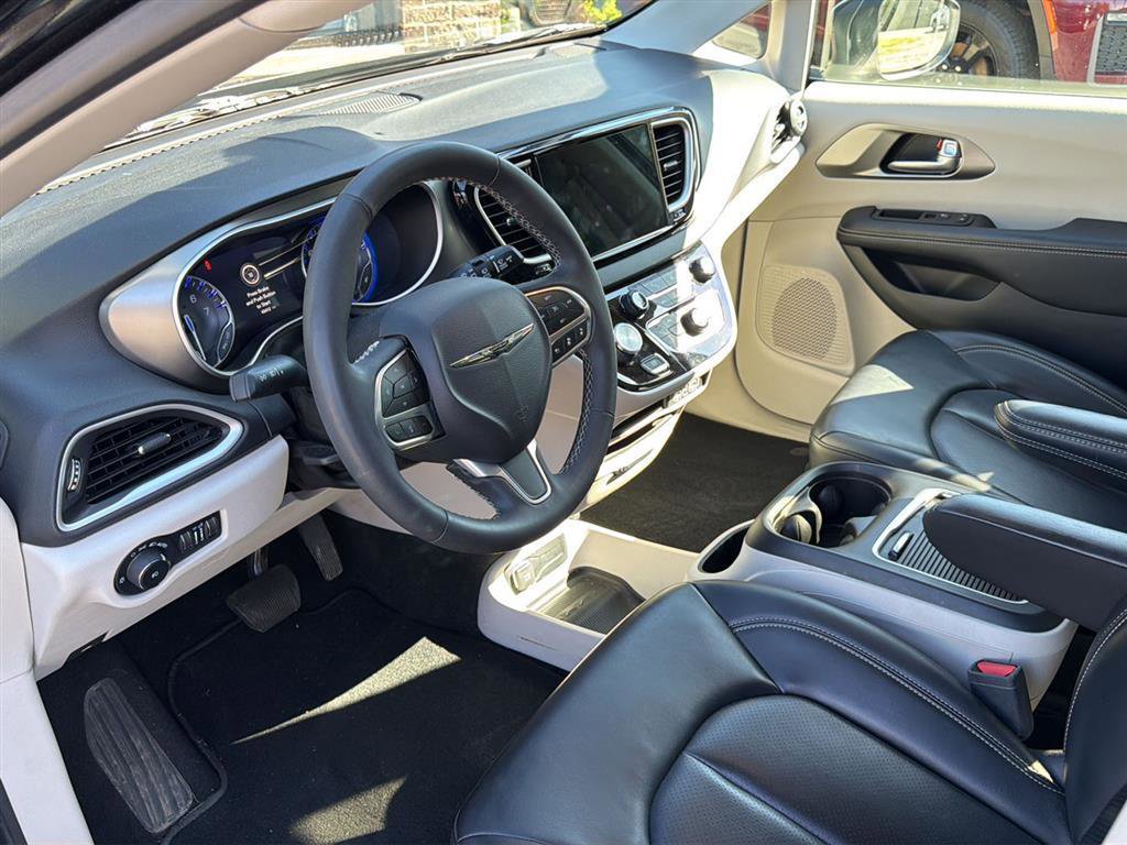 Used 2023 Chrysler Pacifica Touring-L image 5