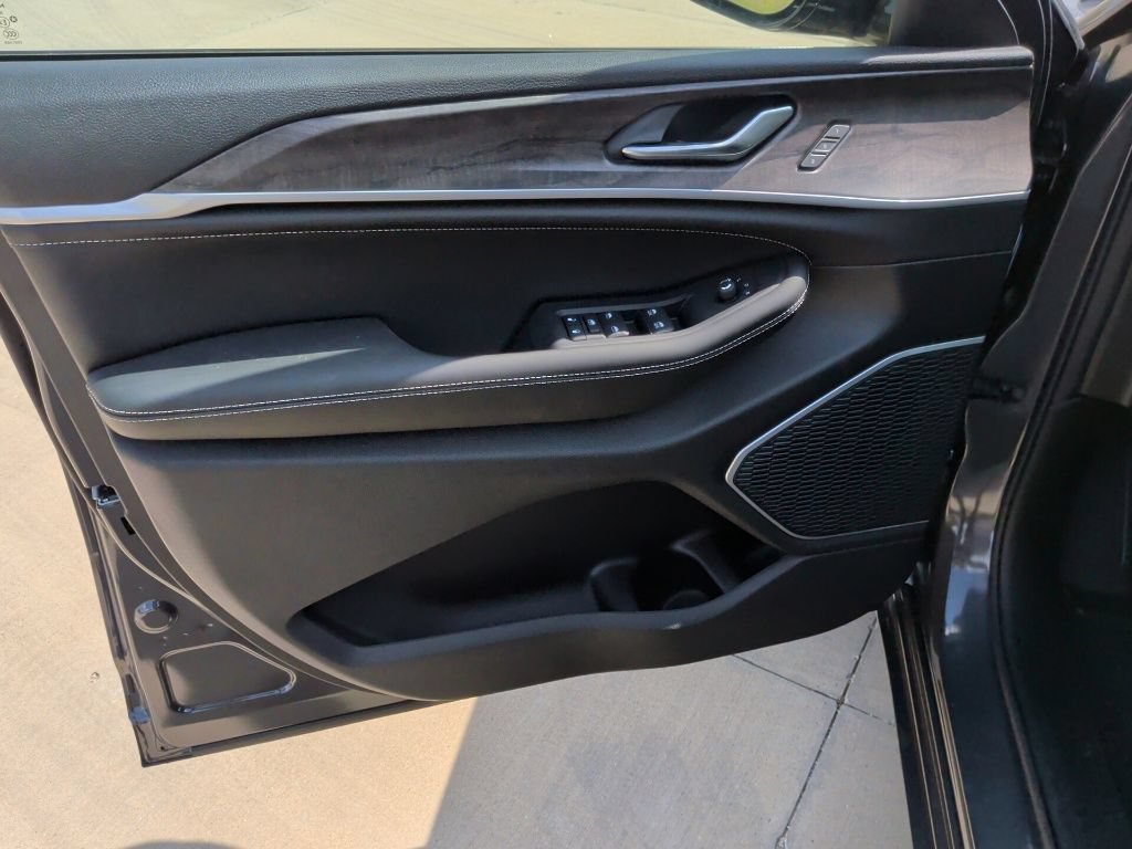 New 2026 Jeep Grand Cherokee Limited AWD/4WD image 11