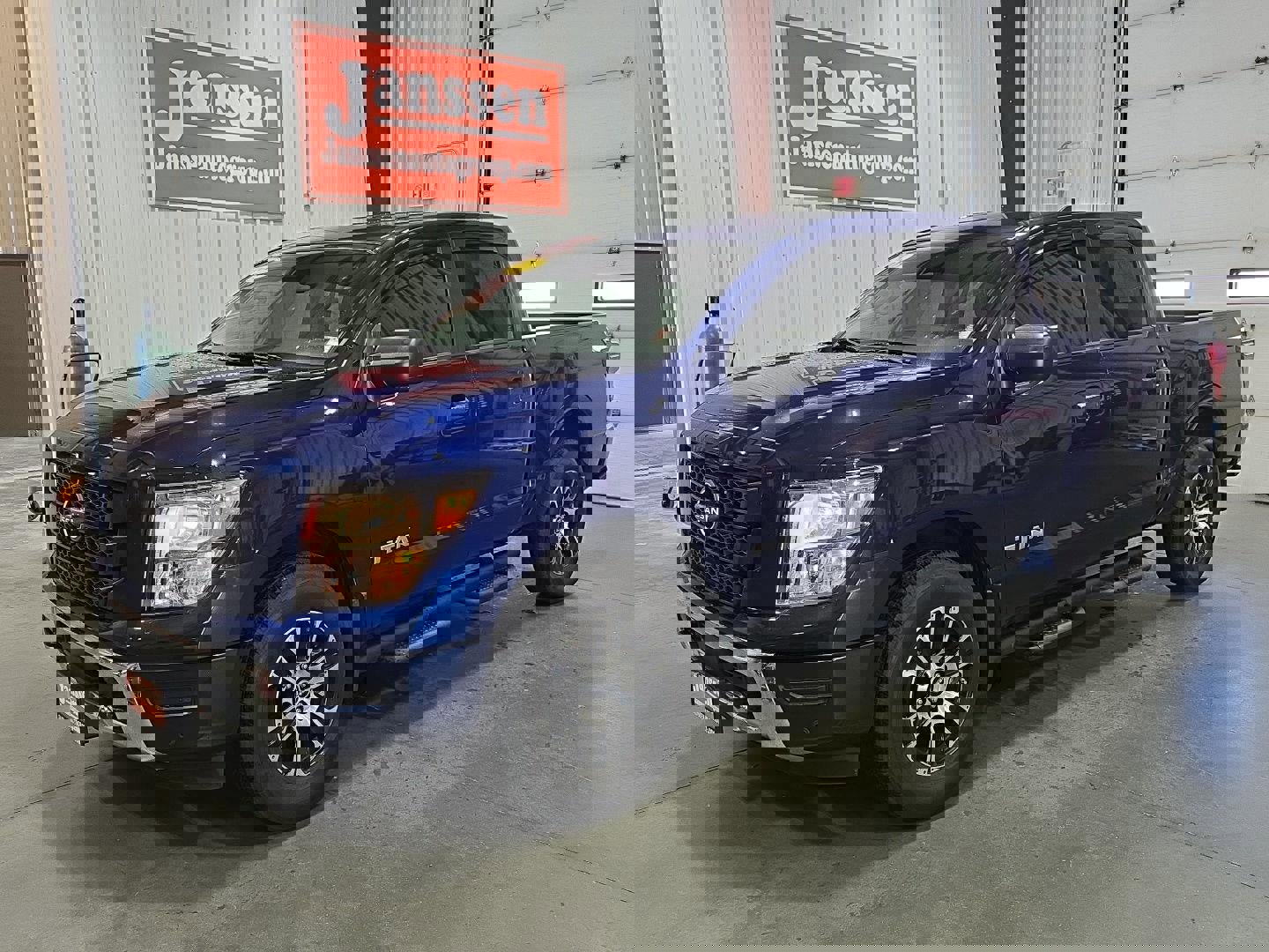 Used 2023 Nissan Titan SV w/ SV Convenience Package image 1