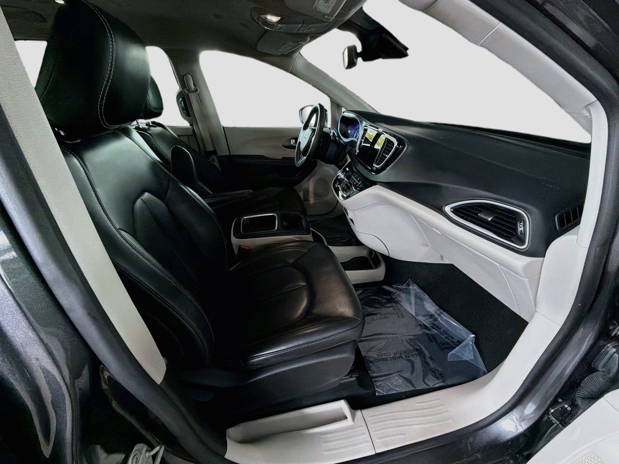 Used 2023 Chrysler Pacifica Touring-L FWD image 30