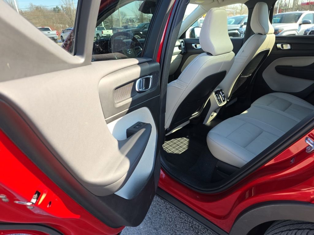 Used 2023 Volvo XC40 B5 Plus w/ Climate Package image 12