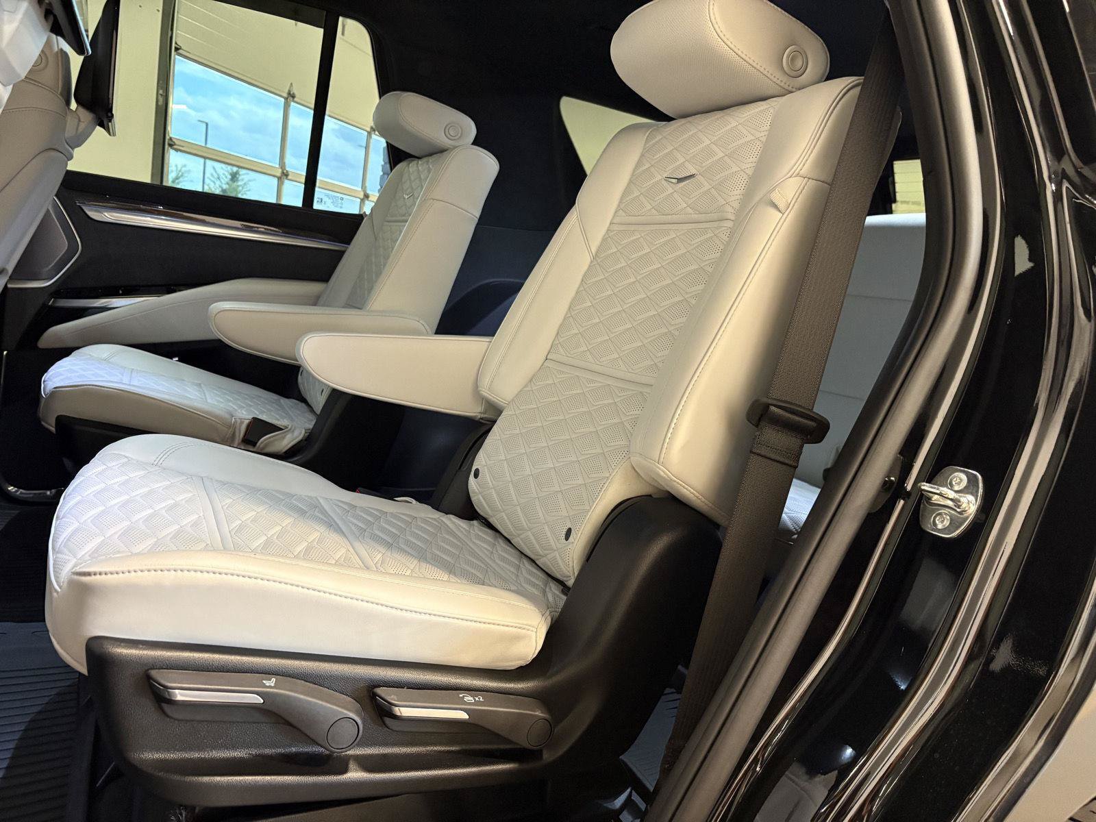 Used 2026 Cadillac Escalade V w/ LPO, ONYX Package AWD/4WD image 32