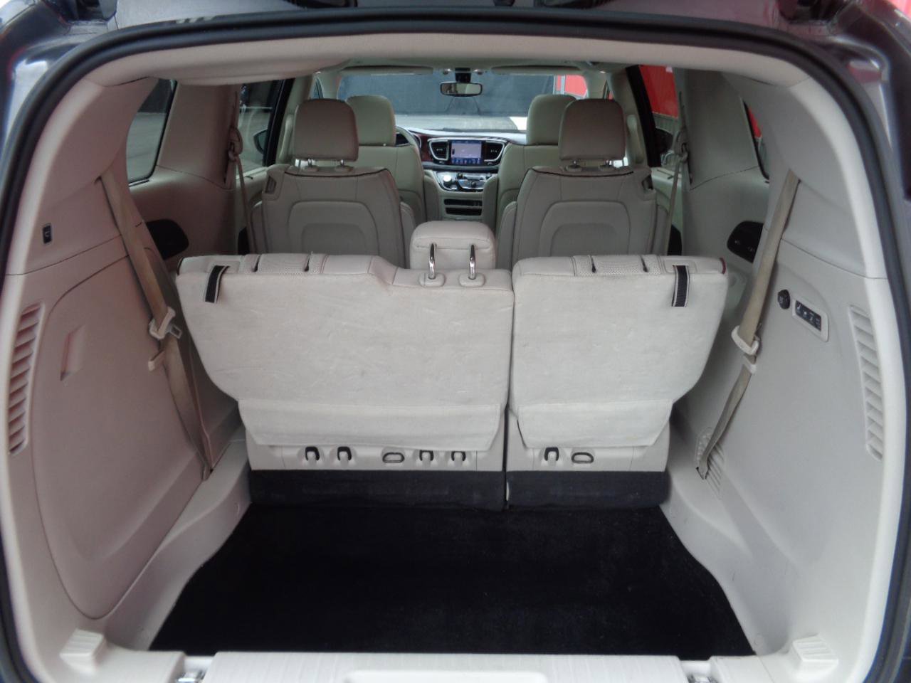 Used 2019 Chrysler Pacifica Limited FWD image 12