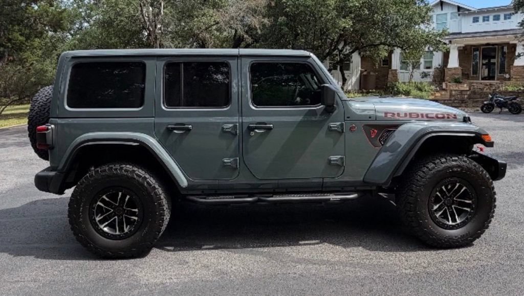 Used 2024 Jeep Wrangler Unlimited Rubicon AWD/4WD image 3
