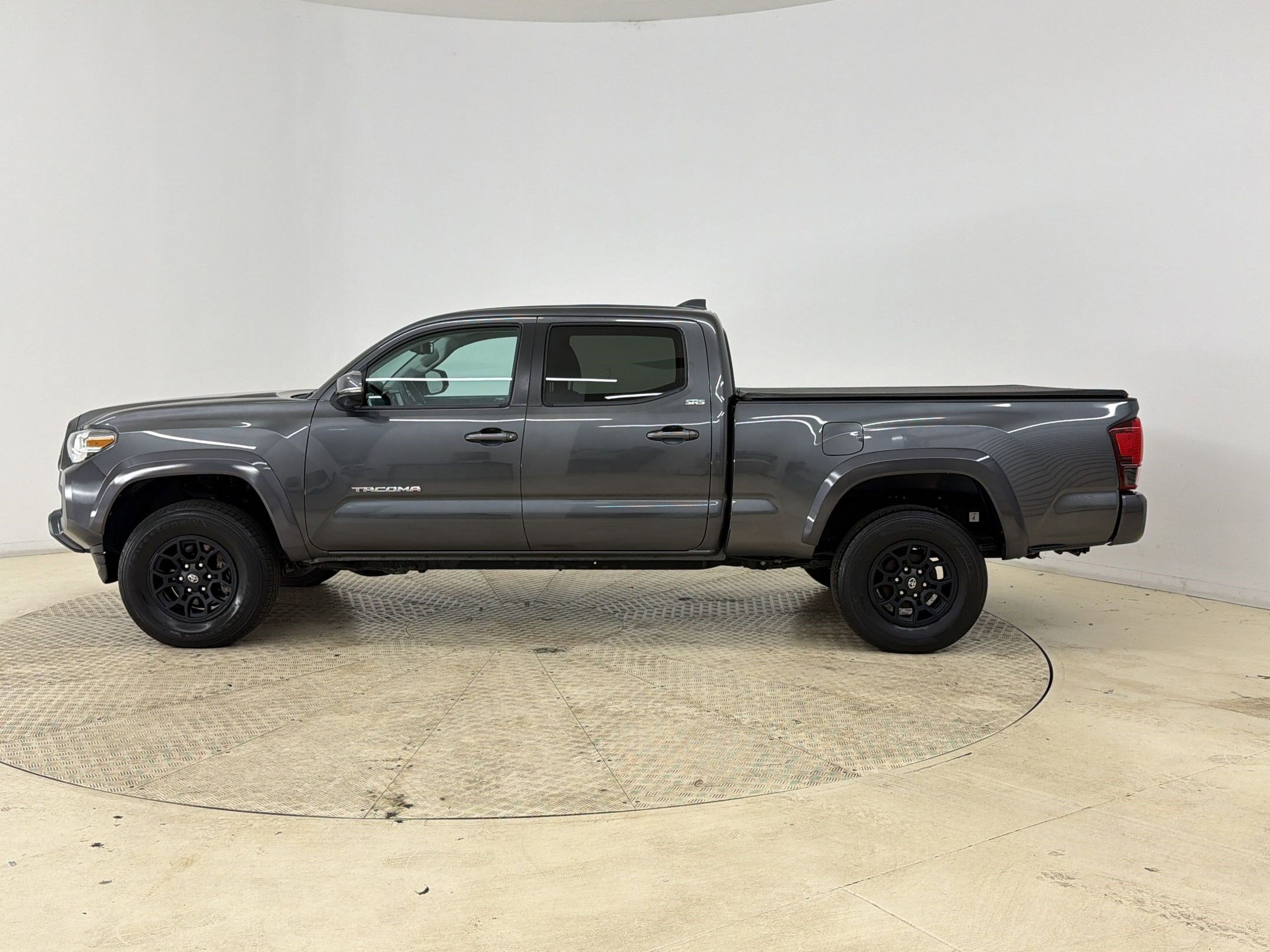 Used 2022 Toyota Tacoma SR5 w/ Technology Package RWD image 2